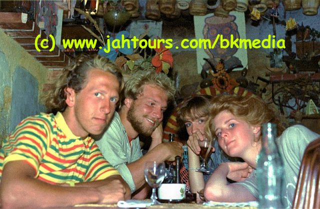 Jah, Bernd, Kiki, Nini im Restaurant des Indianers