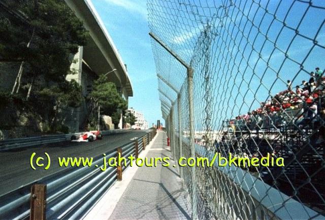 Leute bezahle eine Menge Geld hinterm Zaun