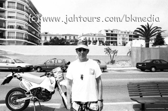 GG vor dem ehemaligen Helios