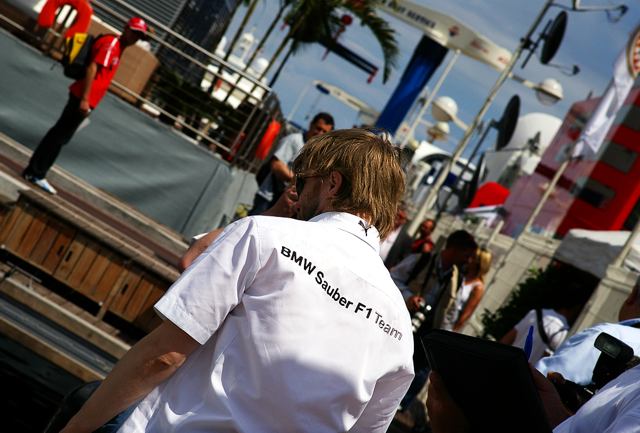 Nick Heidfeld schaut sein neues Boot an